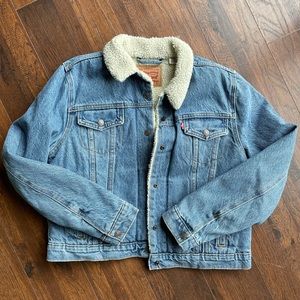 NWOT Levi’s Sherpa denim trucker jacket